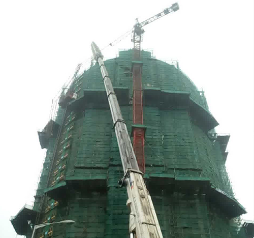 点军吊车在工地上作业